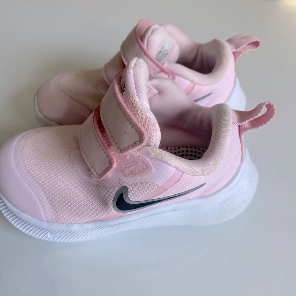 Nike Star Running Kids Pink Sneakers lightweight   Sz 6C good condirion